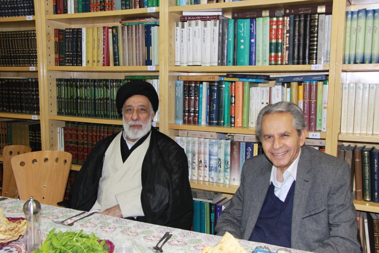 از راست: عبدالحسن بصیره، عضو هیئت علمی گروه فیزیک دانشگاه کردستان و آیت الله سید هادی خامنه ای، مدیر مؤسسه پژوهشکده تاریخ اسلام