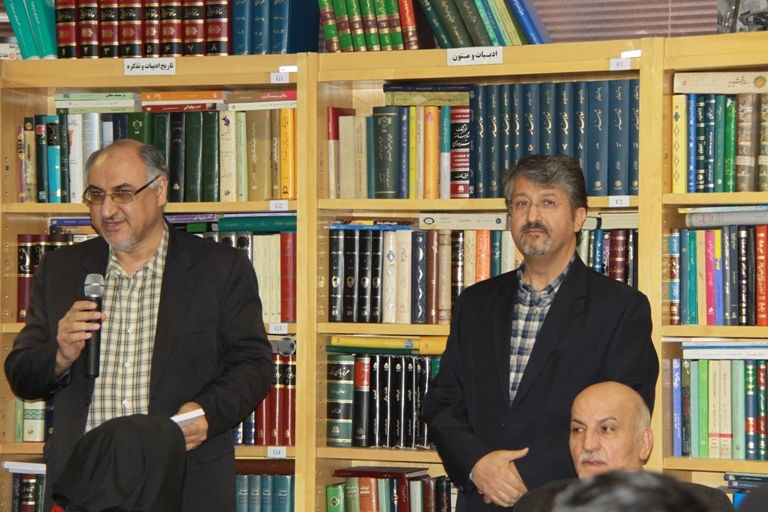 از راست: اکبر ایرانی، مدیرعامل مرکز پژوهشی میراث مکتوب و باقر قربانی زرین - مصحح کتاب رسالۀ حاتمیه 
