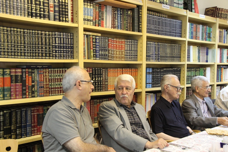 از راست: دکتر ابوالقاسم امامی، استاد محمد روشن، توفیق سبحانی، و علی میرانصاری