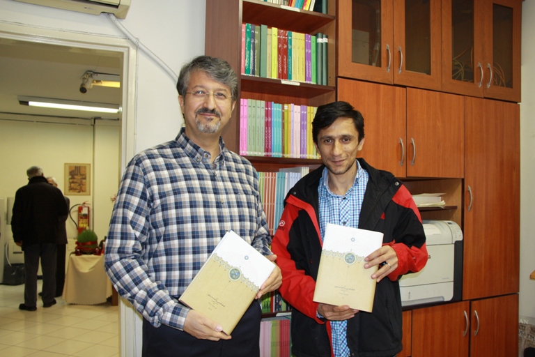 از راست: علی صفری آق قلعه، پژوهشگر و مصحح و اکبر ایرانی، مدیرعامل مرکز پژوهشی میراث مکتوب 