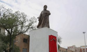 مجسمه برنزی سعدی در تهران