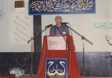دکتر جواد حدیدی در حال سخنرانی در مدرسه حکیم نظامی قم